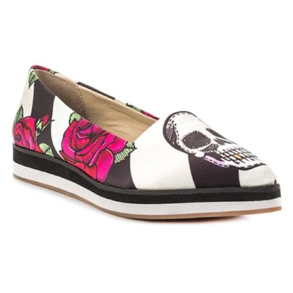 Taylor says Tayquila black white stripe skull red roses flower pointed toe flats - Picture 2 of 11